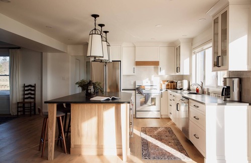 Wellington House | The Hull House - Lake Ontario Waterfront w Sauna