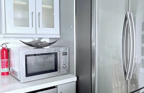 Lincoln House | The Lakeside Retreat on Lake Ontario, Wineries & best of Niagara experiences!