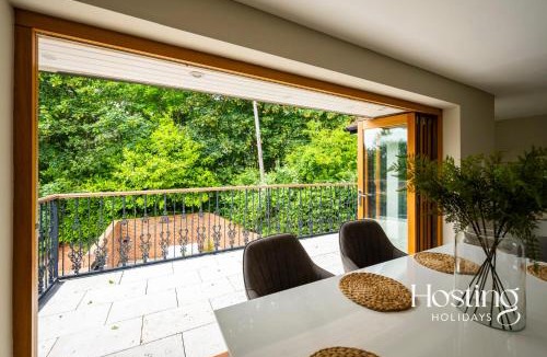 Knowl Hill House | The Lookout - 2 Bedroom Annex With Parking