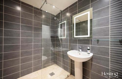 Knowl Hill House | The Lookout - 2 Bedroom Annex With Parking