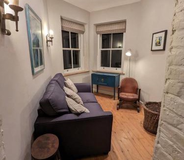 Totland Bay House | The Lookout: Cosy Compact Cottage