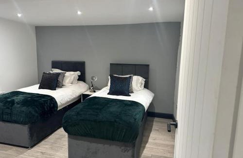 Huntingdon Apartment | The Lucia Apartments II - 1 Bedroom Town Centre Apartment - Contractor Friendly - Free Parking - Full Kitchen - Washer Dryer - Spacious - Ideal for Work Stays