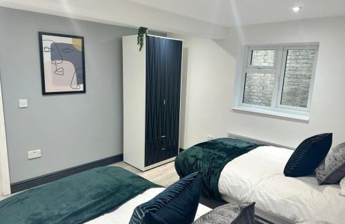 Huntingdon Apartment | The Lucia Apartments II - 1 Bedroom Town Centre Apartment - Contractor Friendly - Free Parking - Full Kitchen - Washer Dryer - Spacious - Ideal for Work Stays