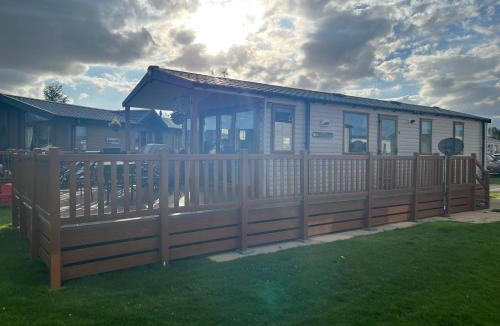 Tattershall Cabin | The Luxury break Sleeps 6 at Kingfisher Court South facing