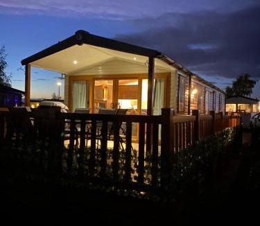 Tattershall Cabin | The Luxury break Sleeps 6 at Kingfisher Court South facing