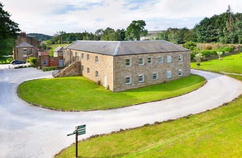 Alfreton House | The Milking Parlour Grande -9 bedroom property with hot tub