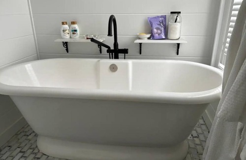 Creemore Bed & Breakfast | The Nest - King Bedroom with Ensuite Bath in Charming Creemore B&B