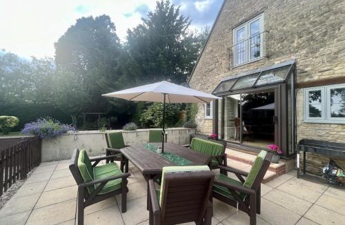 Witney House | The Old Coach house- a delightful home from home