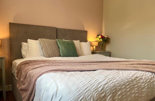 Beeston Apartment | The Orchid-Central Beeston-Private Apartment-SmartTV-Free Wi-Fi-Tram-Parking