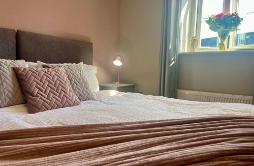 Beeston Apartment | The Orchid-Central Beeston-Private Apartment-SmartTV-Free Wi-Fi-Tram-Parking