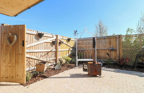 Derbyshire Cottage | THE PARLOUR, romantic, with hot tub in Hatton, Derbyshire