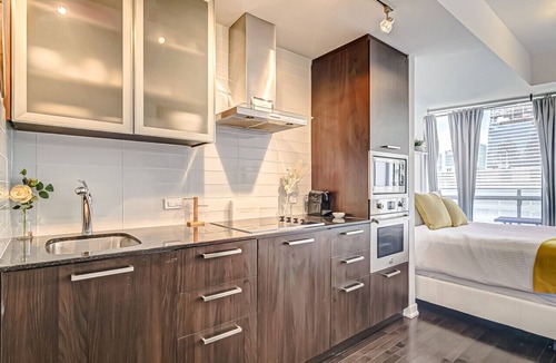Toronto Entertainment District Apartment | The Peak at Toronto by Instant Suites