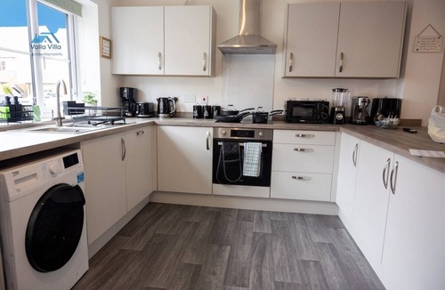 Northampton House | The Pines Villa 14 | Spacious 3BR | Cinema, Games & EV | Parking | Sleeps 10+