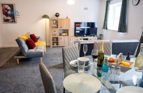 Northampton Villa | The Pines Villa 14, 6 beds, 2 Sofa beds, Northampton Centre, Home Cinema, Games & EV, Parking for 4, Sleeps 10