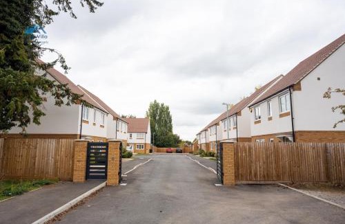 Northampton Villa | The Pines Villa 14, 6 beds, 2 Sofa beds, Northampton Centre, Home Cinema, Games & EV, Parking for 4, Sleeps 10