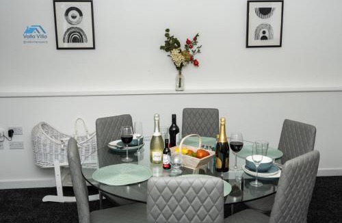 Northampton Villa | The Pines Villa 14, 6 beds, 2 Sofa beds, Northampton Centre, Home Cinema, Games & EV, Parking for 4, Sleeps 10
