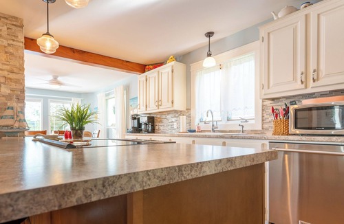 Chester House | The Red Horseshoe Retreat with HOT TUB