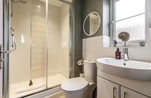Bicester House | The Seven Residence - Hot tub, 5 min to Bicester Village, Pet friendly