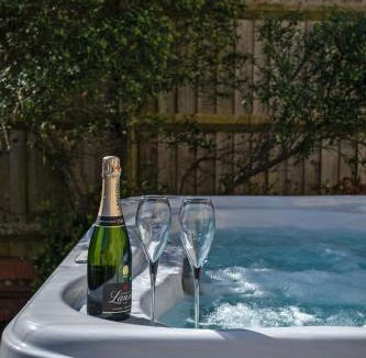 Bicester House | The Seven Residence - Hot tub, 5 min to Bicester Village, Pet friendly