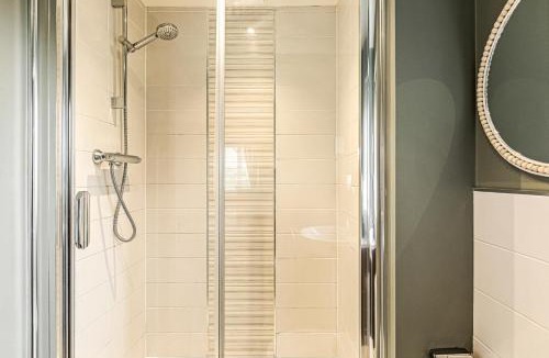 Bicester House | The Seven Residence - Hot tub, 5 min to Bicester Village, Pet friendly