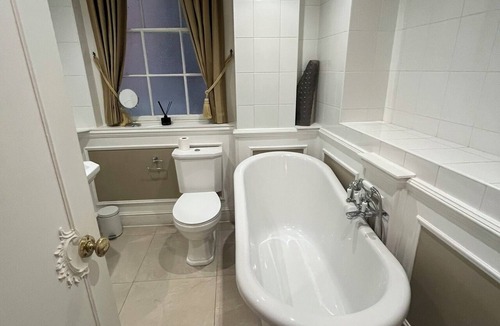 Arundel Hotel | The Town House Restaurant with Rooms