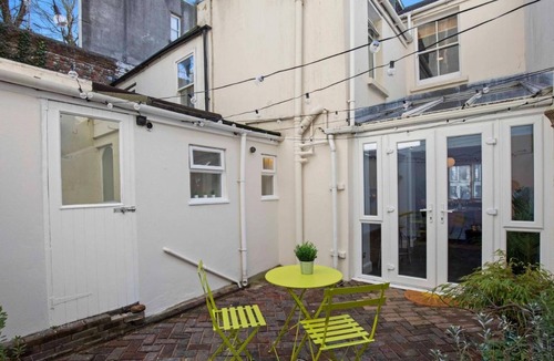 Montpelier House | The Townhouse | By My Getaways | Free Parking