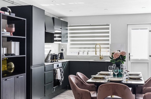 Turkey Street House | The Ultimate Hangout: 4BR Modern House with Garden