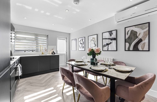 Turkey Street House | The Ultimate Hangout: 4BR Modern House with Garden