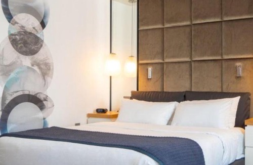 Logan Square Hotel | The Windsor Suites