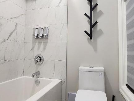 Downtown Apartment | The Zen Escape Modern Queen-Bed Full Apartment