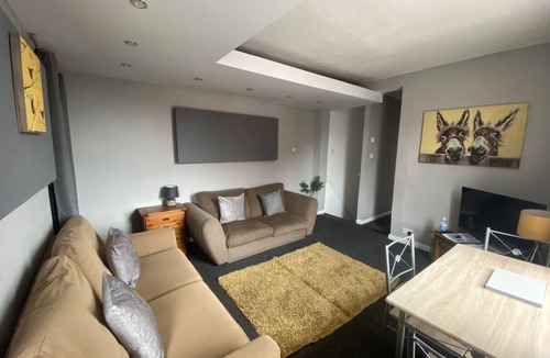 Forest Fields House | Three bedroom modern apartment within a stones throw from the city centre