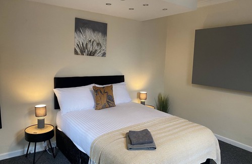 Forest Fields House | Three bedroom modern apartment within a stones throw from the city centre
