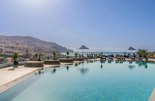 Sao Pedro House | Three Units w/Relaxing Views! With Swimming Pools, Free Parking, Area Shuttle!