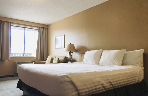 North Cowichan Hotel | Thunderbird Motor Inn
