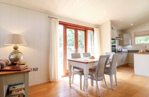 Oakham Cabin | TICKENCOTE, stylish interior, WiFi, Exton