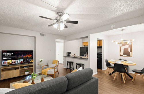 Triangle State Apartment | .tLuxury Hyde Park 1-Bedroom | Pool Access Sleeps 4