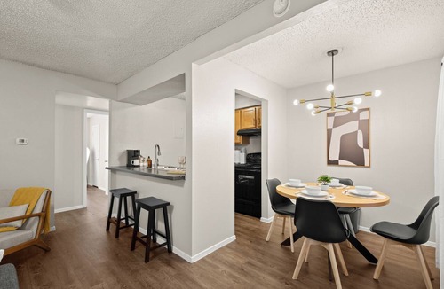 Triangle State Apartment | .tLuxury Hyde Park 1-Bedroom | Pool Access Sleeps 4