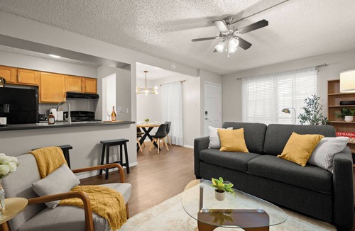 Triangle State Apartment | .tLuxury Hyde Park 1-Bedroom | Pool Access Sleeps 4