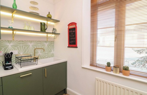 Nottingham City Centre Cottage | TOWER COTTAGE, romantic, character holiday cottage in Nottingham