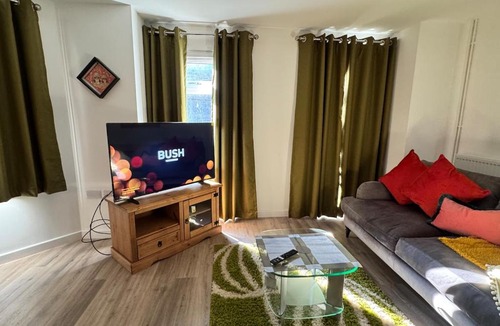 Huntingdon Apartment | Town centre 1 Cozy king size bed ensuit shower