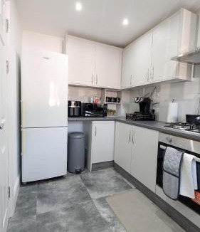 Slough House | Tranquil Garden Haven, Comfy Family & Contractor Pad