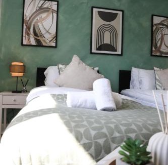 Slough House | Tranquil Garden Haven, Comfy Family & Contractor Pad