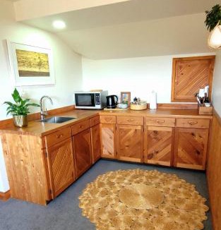 Upper Moutere Apartment | Tranquil retreat with spa & breathtaking views