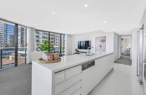 Broadbeach Resort | Tropical Beach Paradise at Oracle Level 5