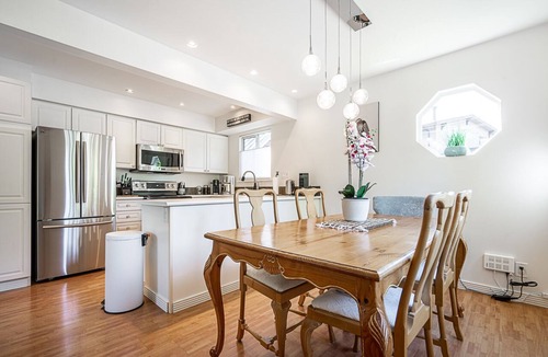 Delta House | Tsawwassen Lovely private Coach House - walk to shopping, beach and restaurants.