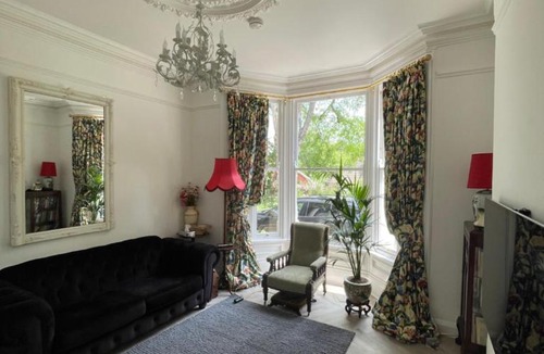 Nottingham Apartment | Tulip Suite at Elmwood House