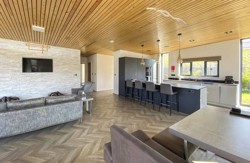 Newark upon Trent Ski Chalet | Two bed lodge with one king-size bed and one twin (King by arrangement).