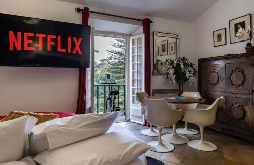 Sintra Hotel | Unique double Smart Room in 17 century Home with snooker, hottub and BBQ