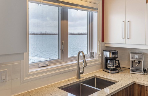 Laprairie House | Unique Waterfront House 4 BDRs/Near MTL/Fishing