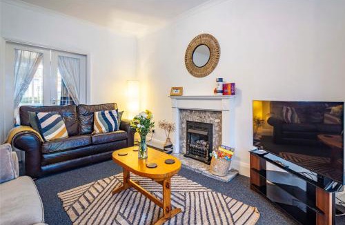 Bramcote House | University View-Off-Street Parking-Sleeps 8-Fast WiFi